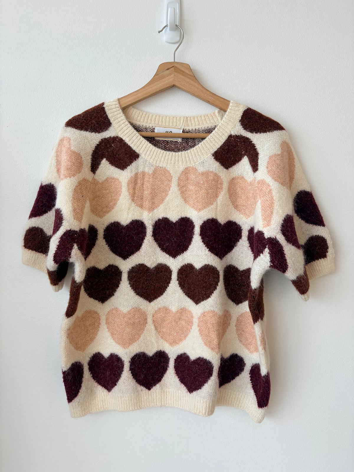 Filippa Knit Top - Crew Neck Short Sleeve Woven Heart Print Knit in Wine