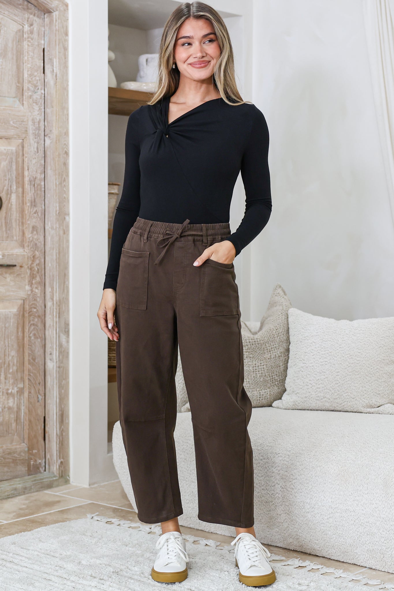 Lowen Barrel Jeans - Elasticated Waist Patch Pocket & Knee Detail Jeans in Chocolate