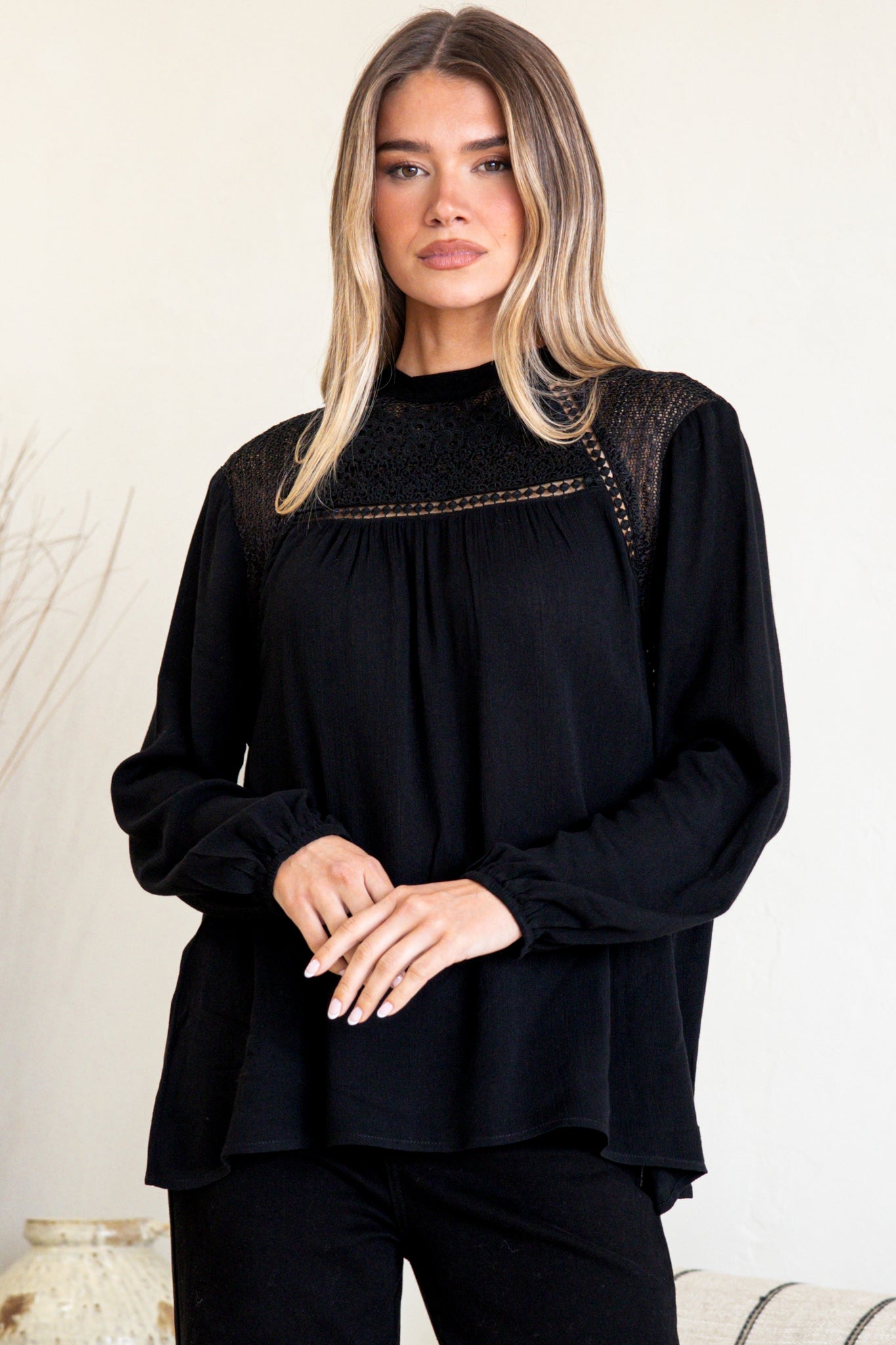 Sorbonne Top - Crew Neck Lace Splicing Pull Over with Balloon Sleeves in Black