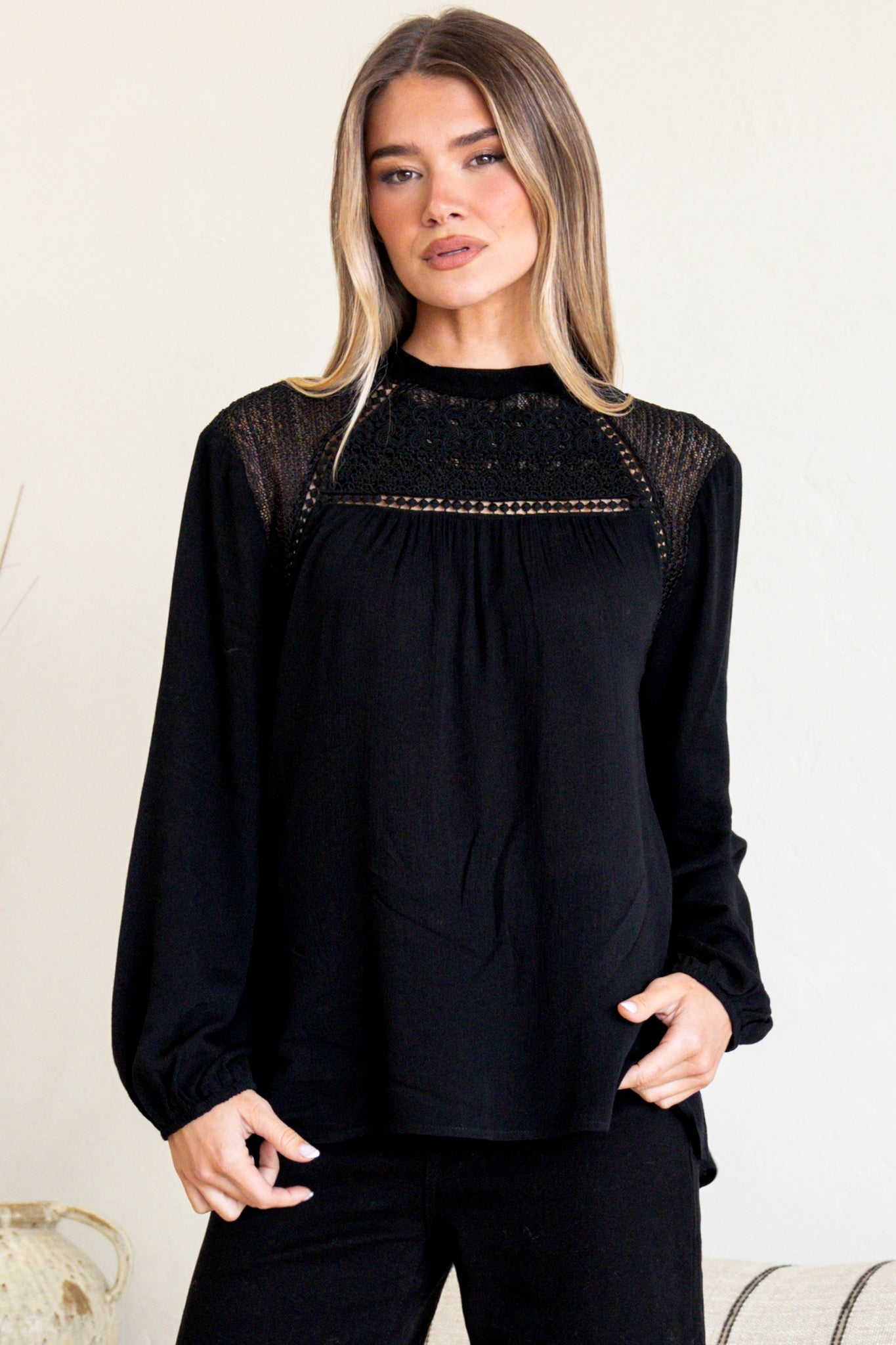 Sorbonne Top - Crew Neck Lace Splicing Pull Over with Balloon Sleeves in Black