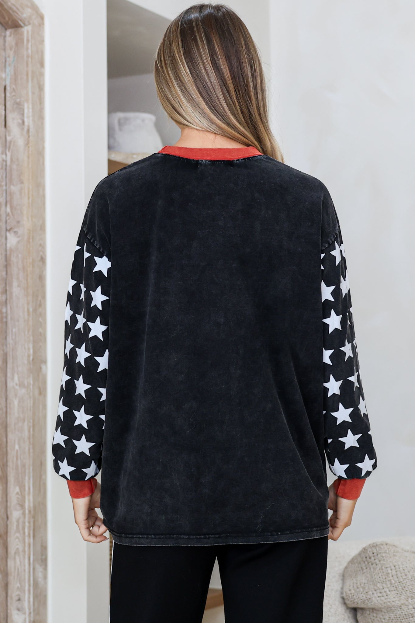 Wandering Heart Long Sleeve Tee - Crew Neck Contrast Sport Stripe Graphic T-Shirt in Black